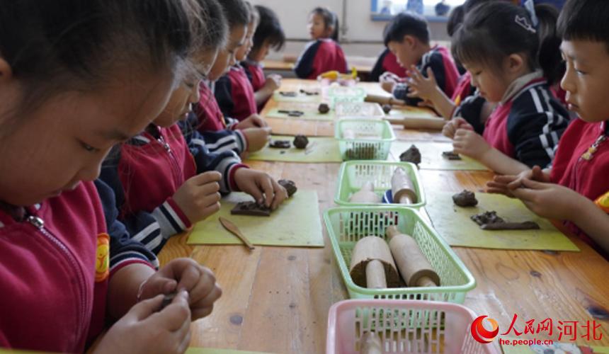 11月17日，河北省滄州市孟村回族自治縣第一幼兒園的孩子們學習陶泥課程。 張曉鵬攝