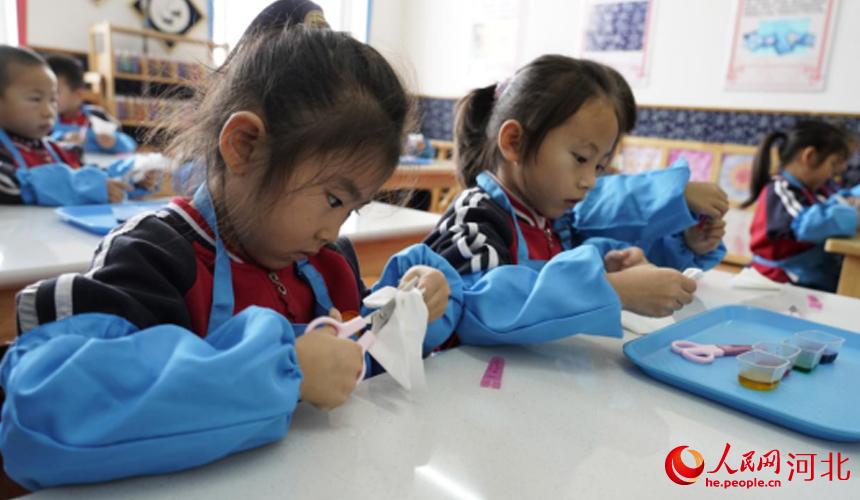 11月17日，河北省滄州市孟村回族自治縣第一幼兒園的孩子們學習扎染課程。 張曉鵬攝