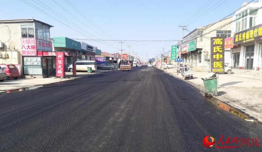 �ӱ������ع�����Ա���ڽ���ũ�幫·�����������̯�̡� ��������