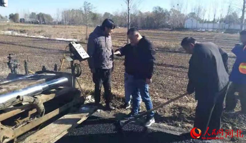 �ӱ������ع�����Ա���ڽ���ũ�幫·�����������̯�̡� ��������