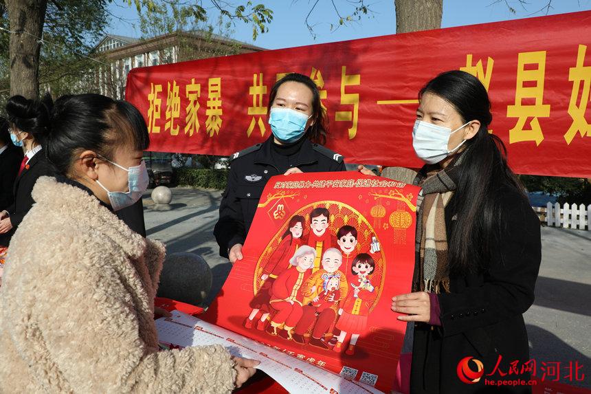 11月24日，石家庄赵县彭家庄村举行反家暴普法宣传活动。朱涛摄