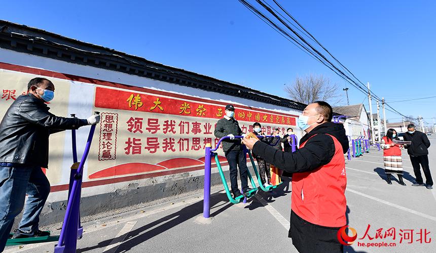 在河北省文安县大柳河镇吴石槽村,宣讲志愿者入户将十九届六中全会精神编成快板书向村民们宣讲。 王晖摄