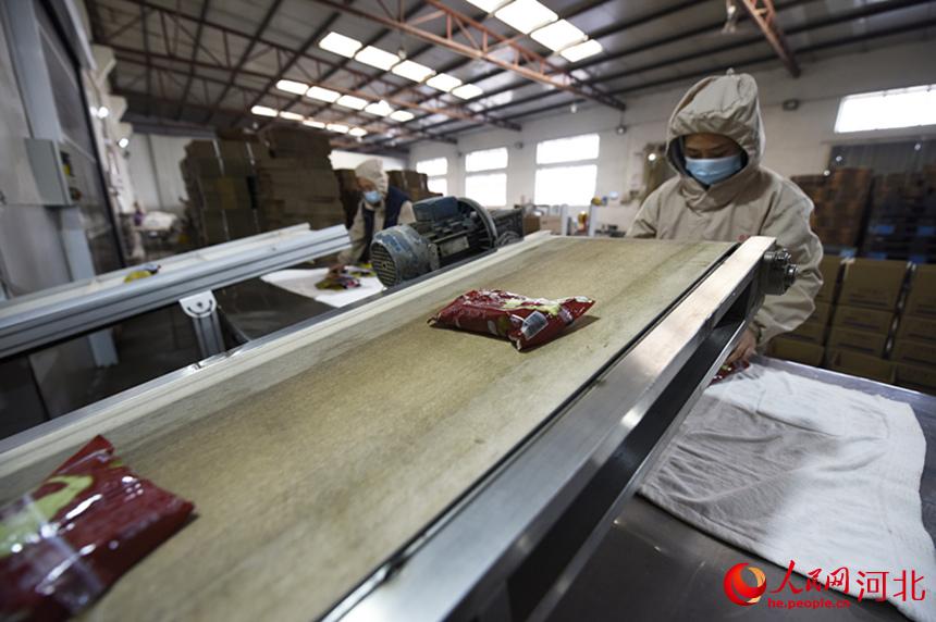 一家糧油加工企業包裝車間，工作人員正在分揀豆沙餡。 鄭佳慶攝