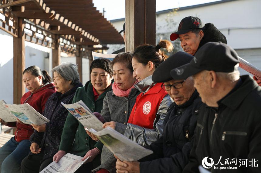 河北省唐山市丰南区“红马甲”志愿者正在给物资村社区居民宣讲党的十九届六中全会精神。 陈军摄
