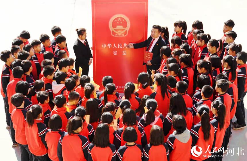 2021年12月2日，邯郸市广平县人民法院法官在广平县北吴村中学课堂上给学生讲解《宪法》知识。程学虎摄