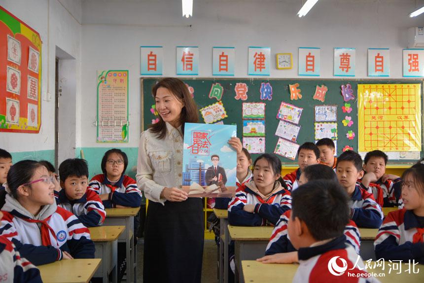 2021年12月2日,邯郸市邯山区绿化路小学教师给学生讲解宪法知识。李昊摄