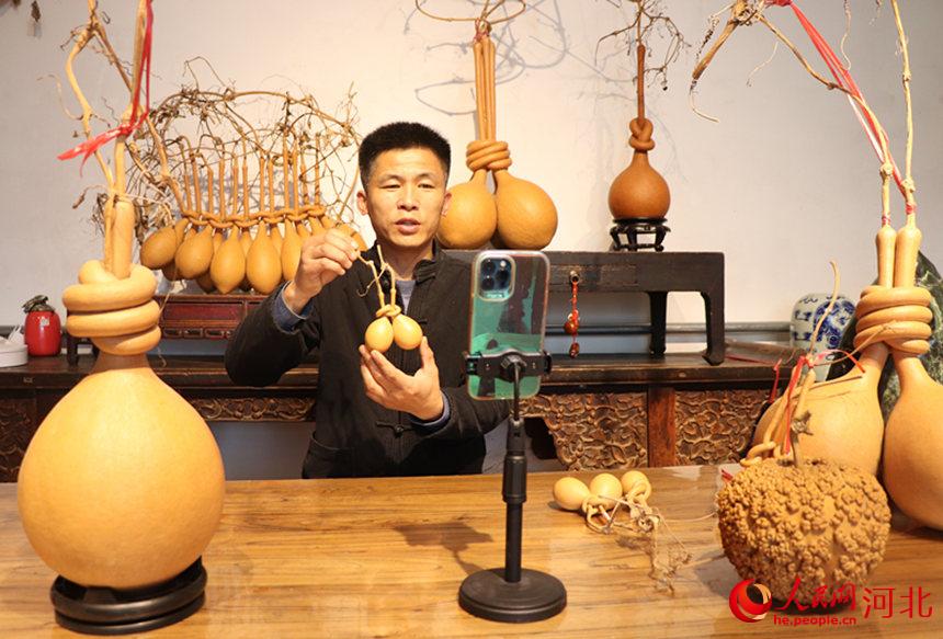 崔海東通過電商平台直播銷售綰結葫蘆工藝品。 劉亮攝