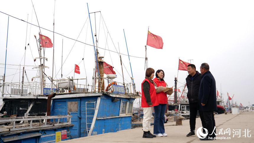 唐山市豐南區黑沿子鎮黨員志願者在碼頭對沿海漁民進行宣傳和日常幫扶。崔光攝