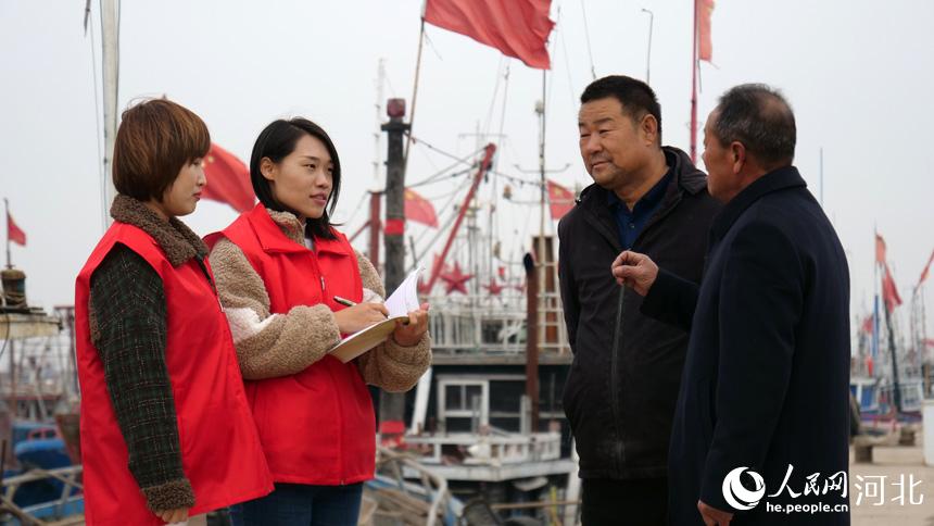 唐山市丰南区黑沿子镇党员志愿者在码头对沿海渔民进行宣传和日常帮扶。崔光摄