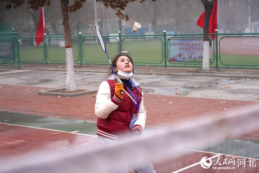 在河北省唐山市残疾人“冰雪季运动会”丰南专场，参赛选手正在参加羽毛球比赛。 李福政摄