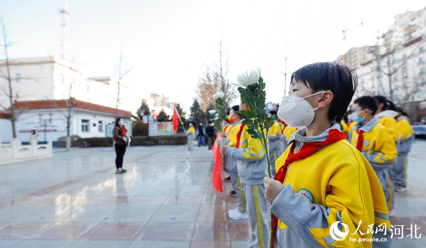 12月13日，河北省大廠回族自治縣城區第二小學的學子們在悼念先烈。 廊坊市委宣傳部供圖