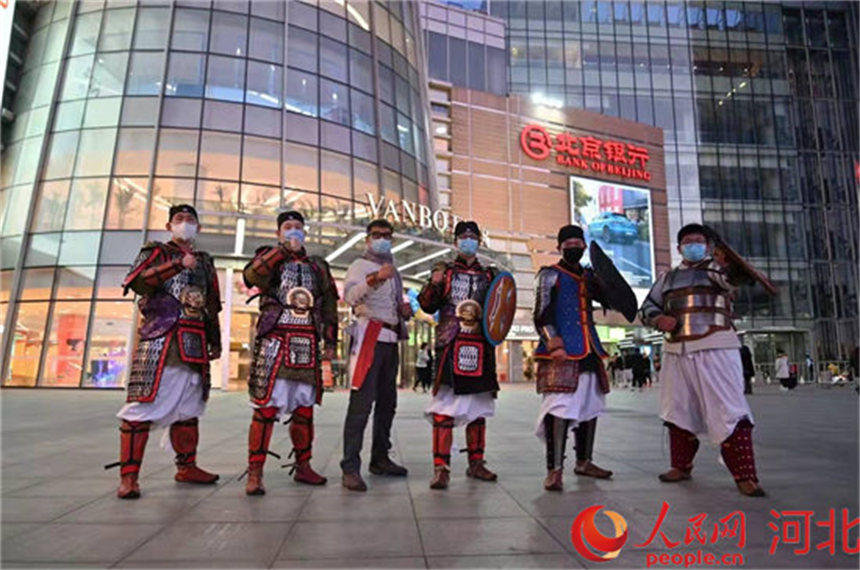 身着中国传统铠甲的“武士们”。 竞秀区商务局供图