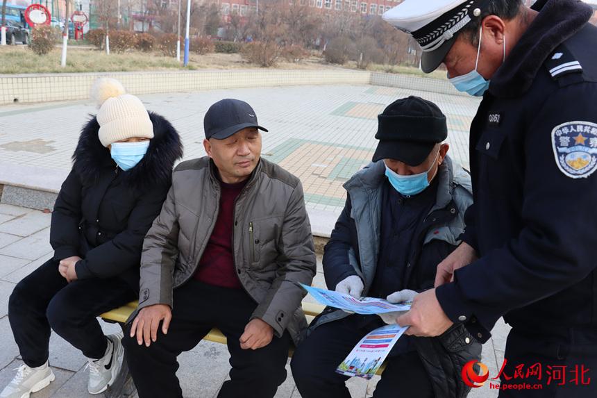 民警通過講解交通安全出行知識，溫馨提示老年人出行要避開交通高峰，遵循一慢二看三通過的通行原則。 黃志亮攝