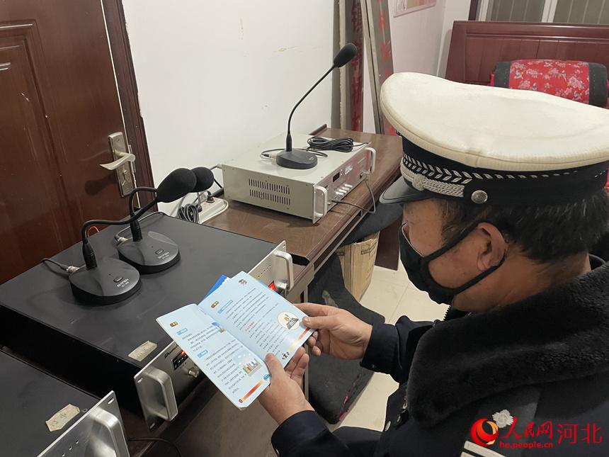 民警通過農村大喇叭宣傳交通安全知識。 黃志亮攝