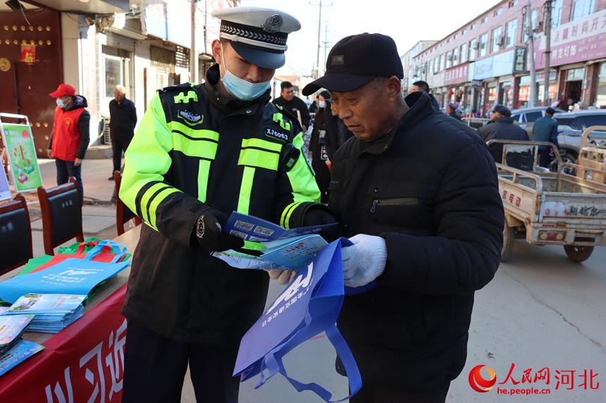 民警與群眾面對面開展宣傳，講解交通安全知識。 黃志亮攝
