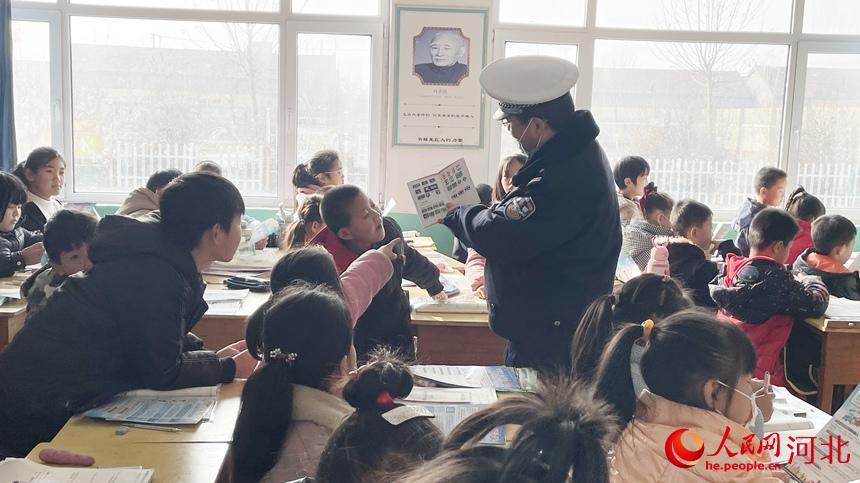 民警走進課堂，用通俗易懂的語言與同學們交流，教育孩子們從小重視交通安全，自覺遵守交通法律法規。 黃志亮攝副本
