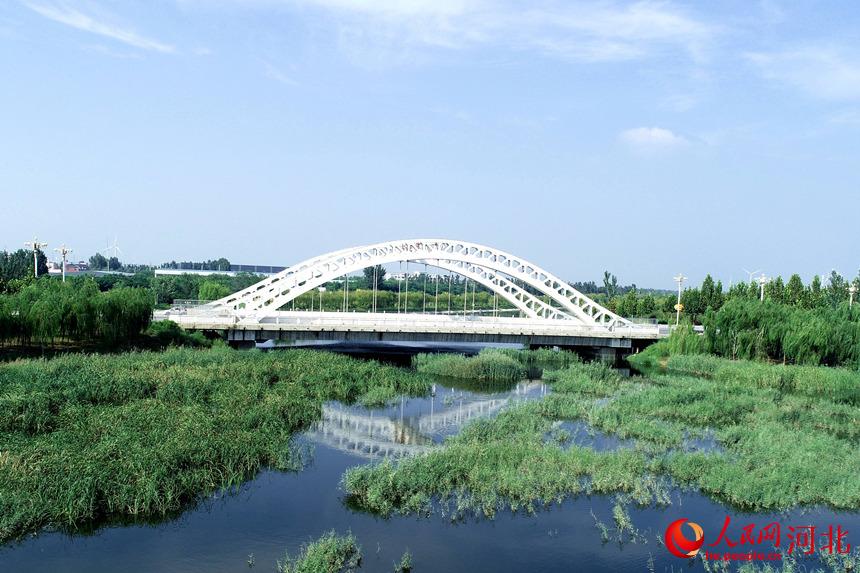 空中鳥瞰河北省巨鹿縣洪溢河生態湖區美麗景色。 巨鹿縣融媒體中心供圖