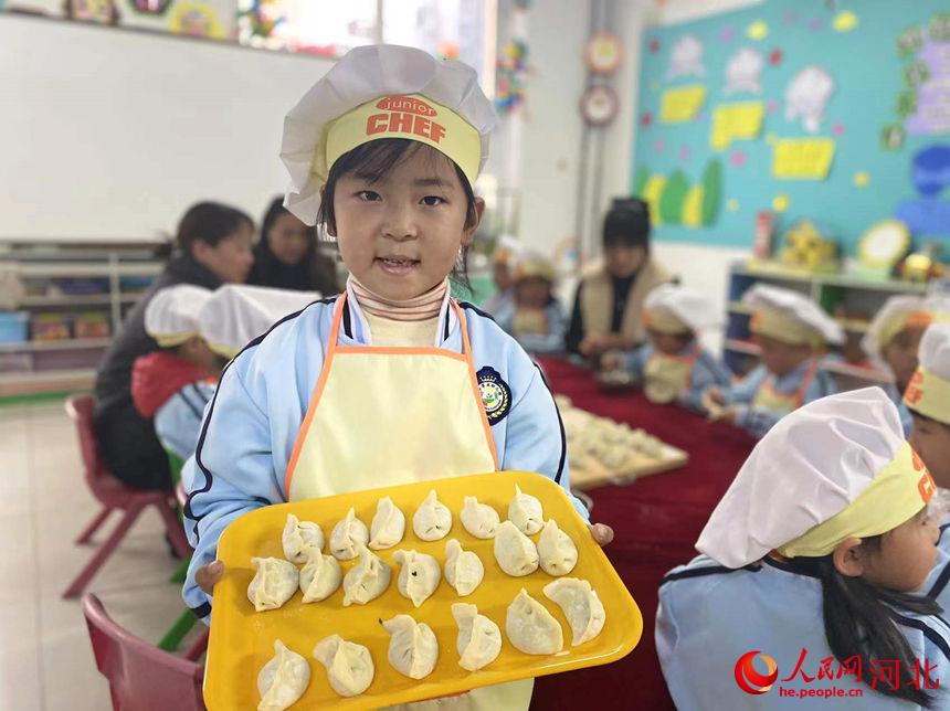 邯鄲市邱縣第五幼兒園的孩子們學習包餃子、畫餃子，體驗包餃子的成功和樂趣。 劉瑩攝