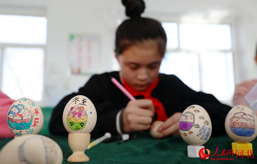 河北省邢台市任澤區駱庄鄉實驗小學的學生在繪制彩蛋。 宋杰攝