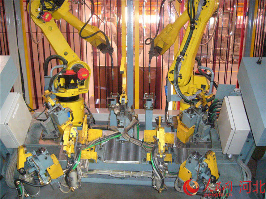 高碑店星鼎公司自主研发的工业机器人正在进行调试。 高碑店市委宣传部供图