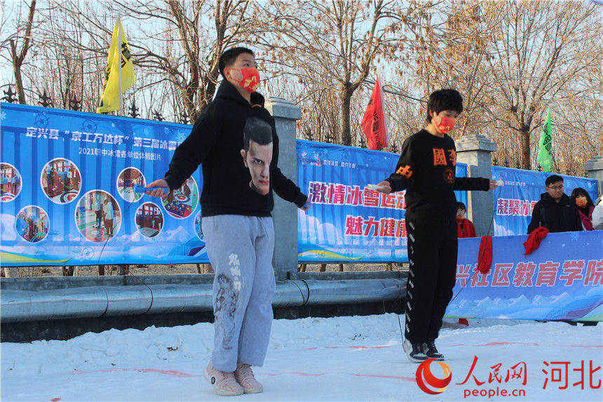 青少年选手在比拼雪地跳绳项目。  定兴县委宣传部供图