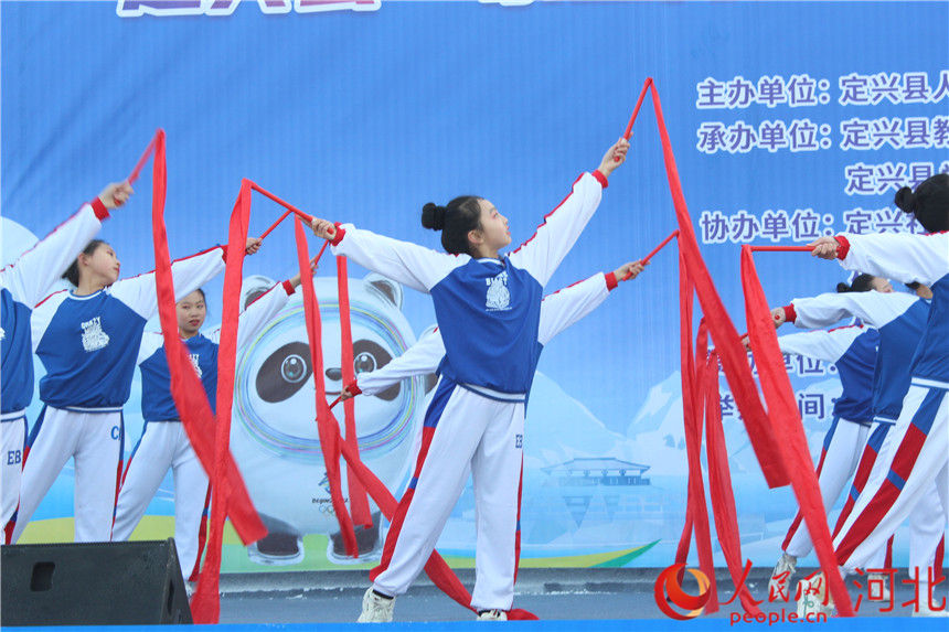 开幕式上，暖场舞蹈拉开了冰雪运动会序幕。  定兴县委宣传部供图