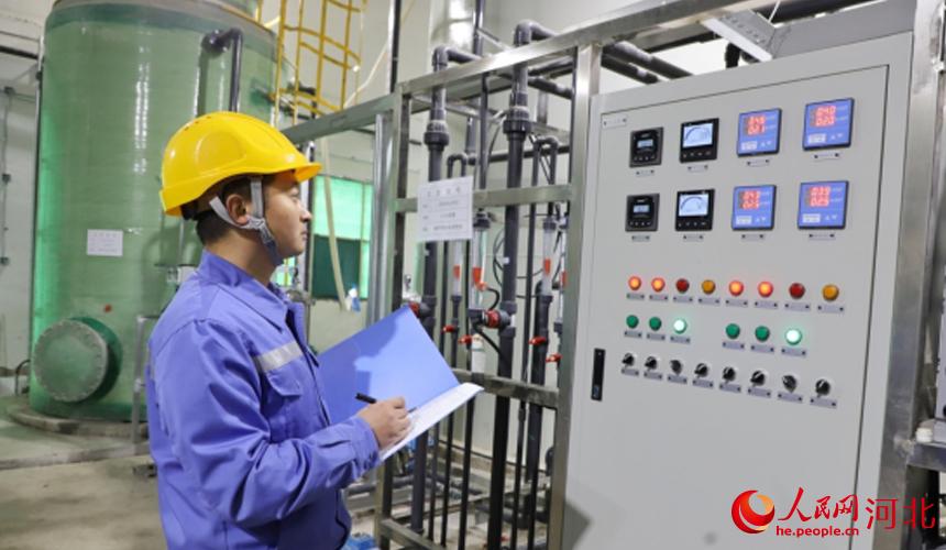 在文安縣潤電生活垃圾焚燒發電項目試運行現場，工作人員正在化學制水車間記錄儀表讀數。 張立攝