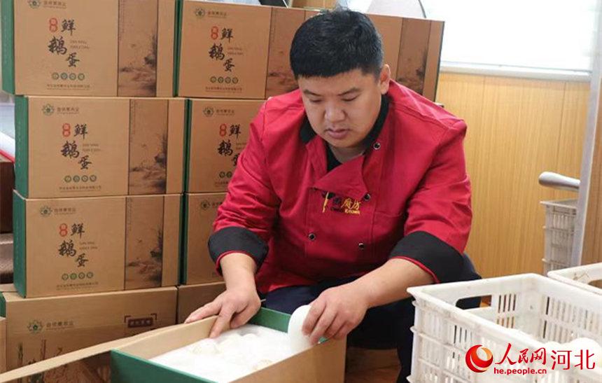 河北金儂景農業科技有限公司車間，員工將鵝蛋裝箱。 鄧建民攝