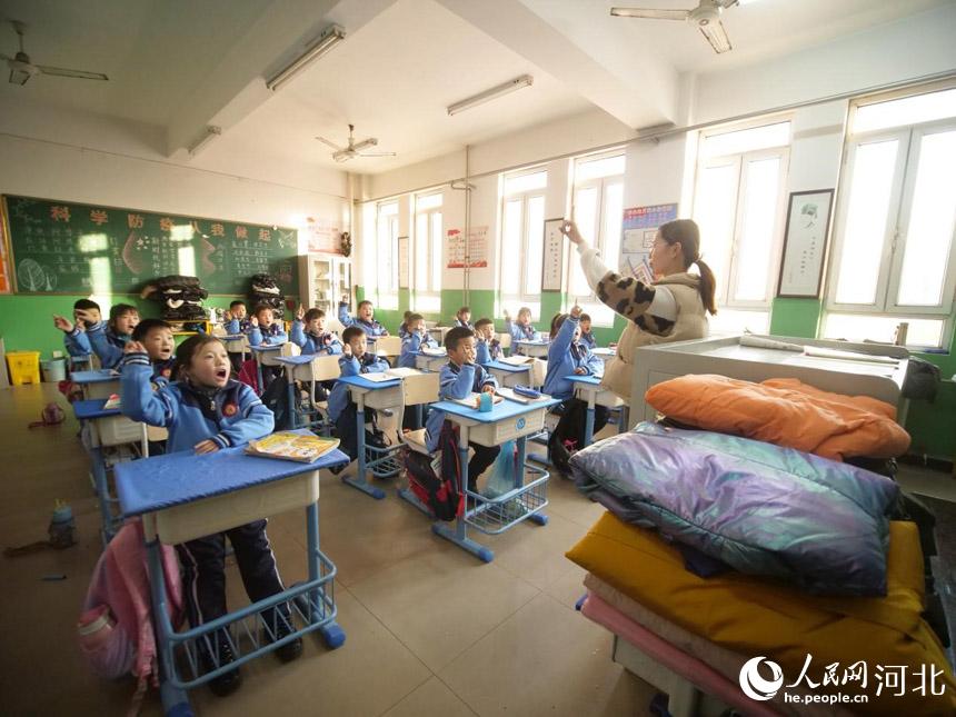 河北省唐山市丰南区小集镇辉坨中心小学的学生们在温暖的教室内上课。崔光摄