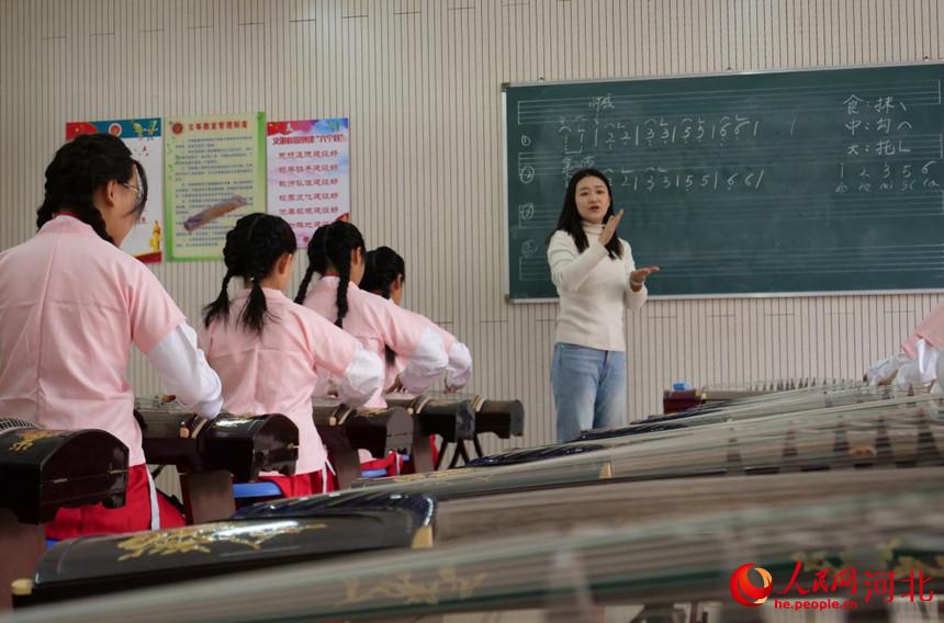 河北省唐山市丰南区小集镇小集小学的学生在练习古筝。崔光摄