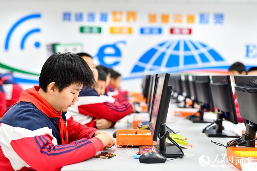 唐山市路北區實驗小學的同學在編程教室內利用電腦為設備編程。 趙亮攝