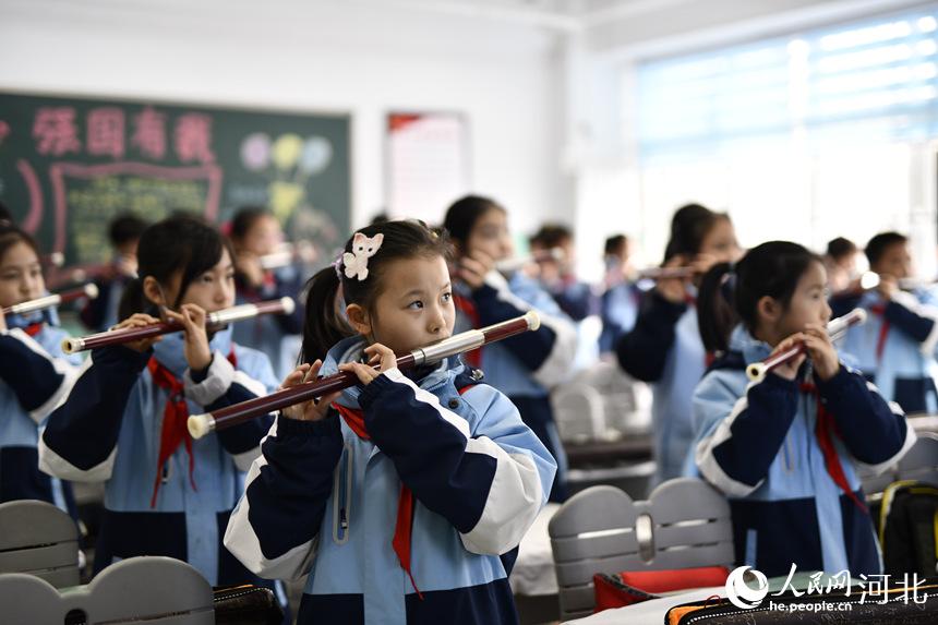 唐山市路南区万达小学的同学正在学习横笛。 赵亮摄