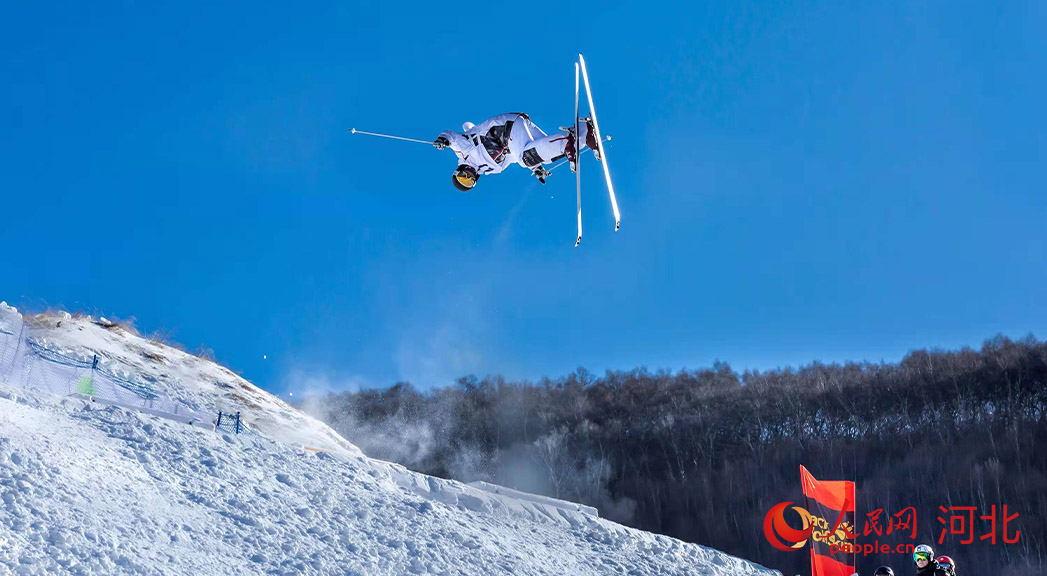 張家口崇禮雲頂滑雪場運動員參加技巧賽。 呂林攝