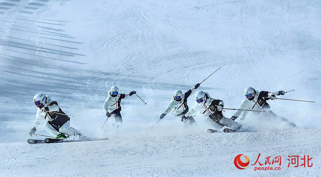 張家口崇禮雲頂滑雪場，多名運動員在訓練。 呂林攝