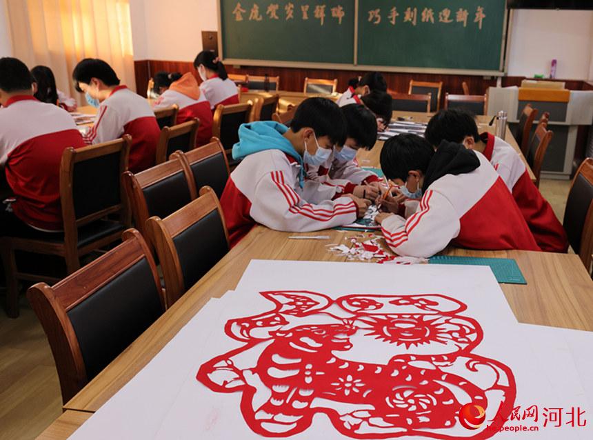 河北省邢台市廣宗縣葫蘆中學的學生在進行刻紙作品創作。 王壘攝