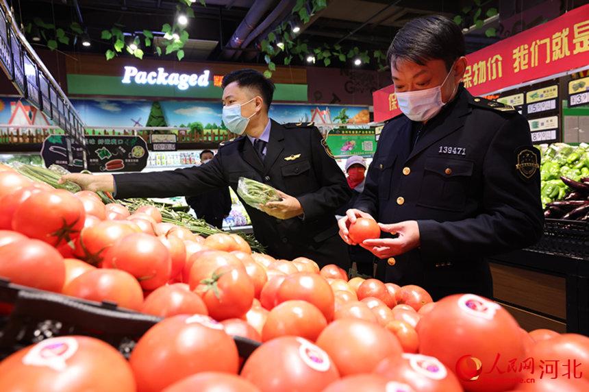河北滄州市新華區市場監督管理局工作人員在鹽百商廈檢查蔬菜食品安全情況，為節日期間食品安全“保駕護航”。 張子衡攝
