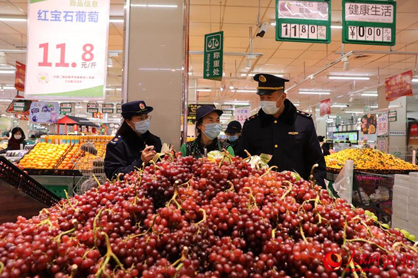 河北省河間市市場監督管理局工作人員正在對一超市銷售的食品進行檢查。 李世文攝