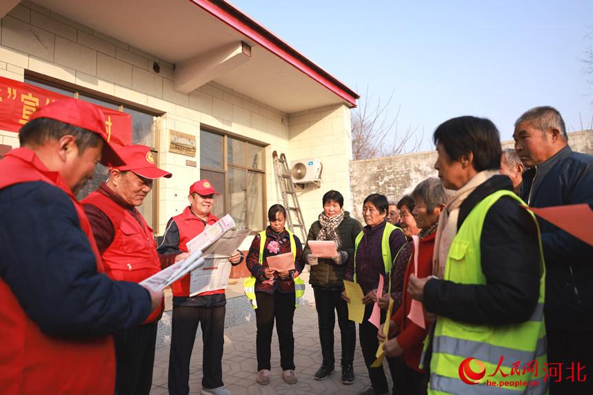 河北省邢台市廣宗縣退休老干部在葫蘆鄉趙伏城村為老百姓宣傳黨的十九屆六中全會精神。 梁智曉攝