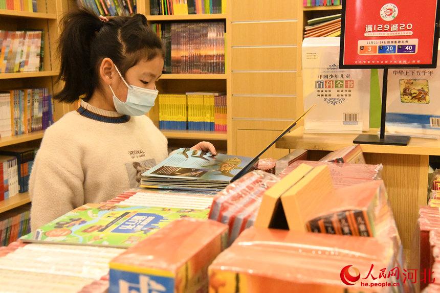 邯鄲市廣平縣的小朋友在人民路新華書店內閱讀書籍。 程學虎攝