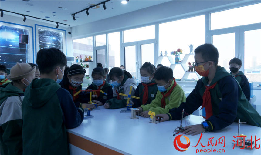學生在校園科技館體驗“積木搭建“。 高碑店市委宣傳部供圖