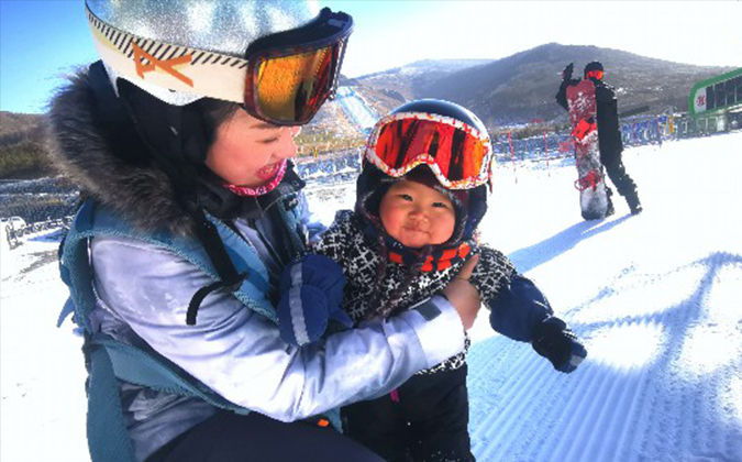 滑雪宝宝萌翻网友，妈妈说希望带动更多人爱上冰雪运动