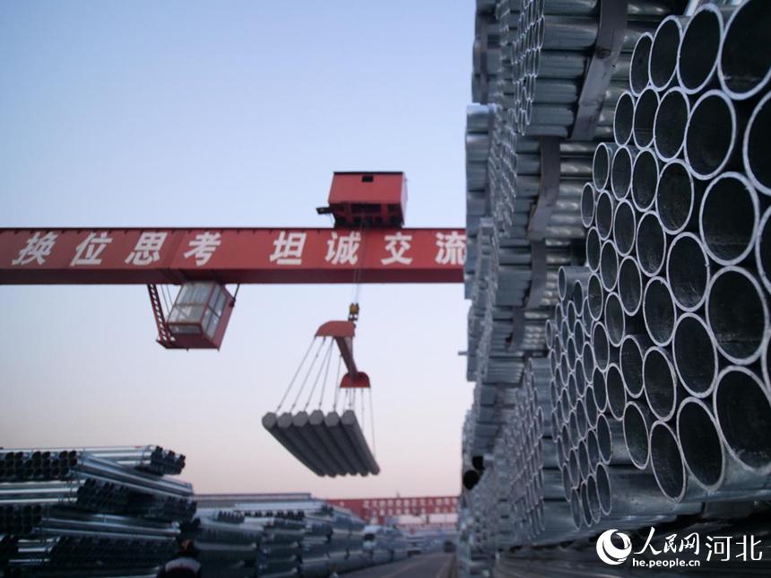 在河北省唐山市豐南區一家鍍鋅鋼管企業成品鍍鋅鋼管存放點，吊裝設備吊運鍍鋅鋼管。崔光攝