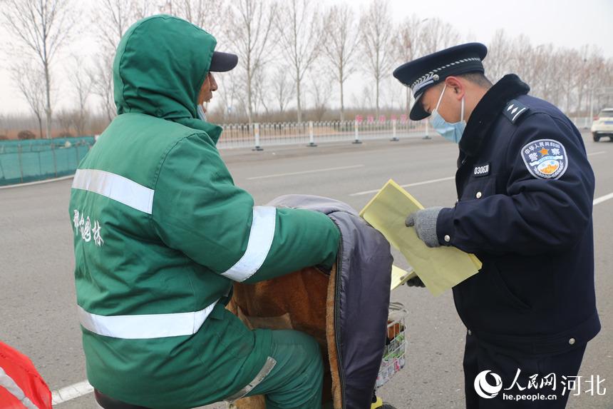 邢台市公安局邢東分局組織了“為民保安全宣傳日”活動。 劉璐攝