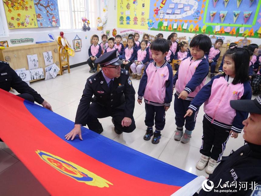 在河北省唐山市丰南区胥各庄镇中心幼儿园，孩子们正在了解警旗的组成。 崔光摄