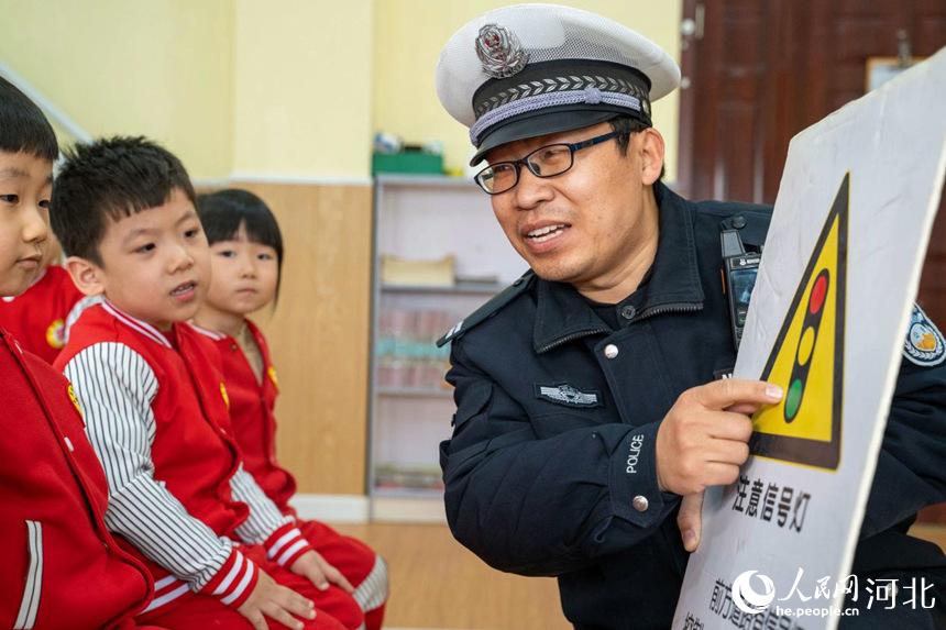 河北省南宮市交警大隊的民警們來到豐翼幼兒園，為他們講解交通安全知識。 王林攝
