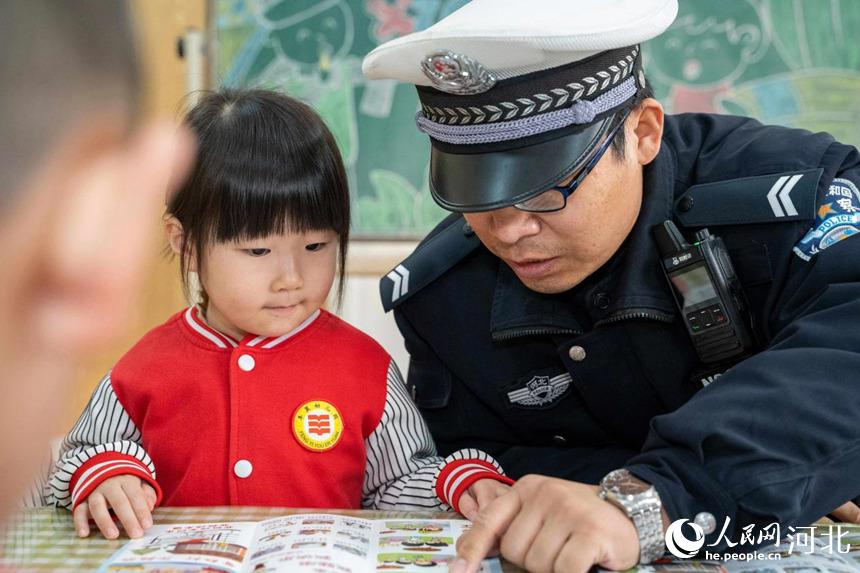 河北省南宮市交警大隊的民警們來到豐翼幼兒園，為他們講解交通安全知識。 王林攝