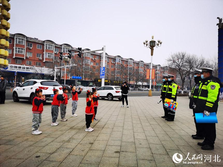 河北省滄州市東光縣幼兒園的小朋友交警獻上舞蹈《謝謝你》。 馮麗麗攝