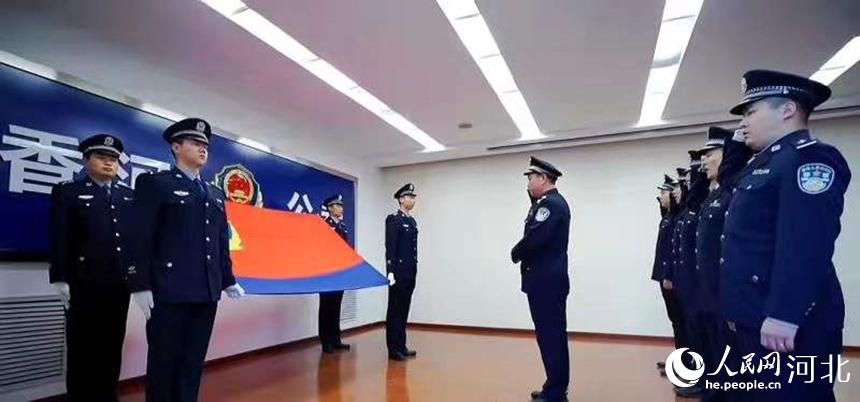 1月10日，香河縣新入職警察在警旗面前集體宣誓。 安青鬆攝