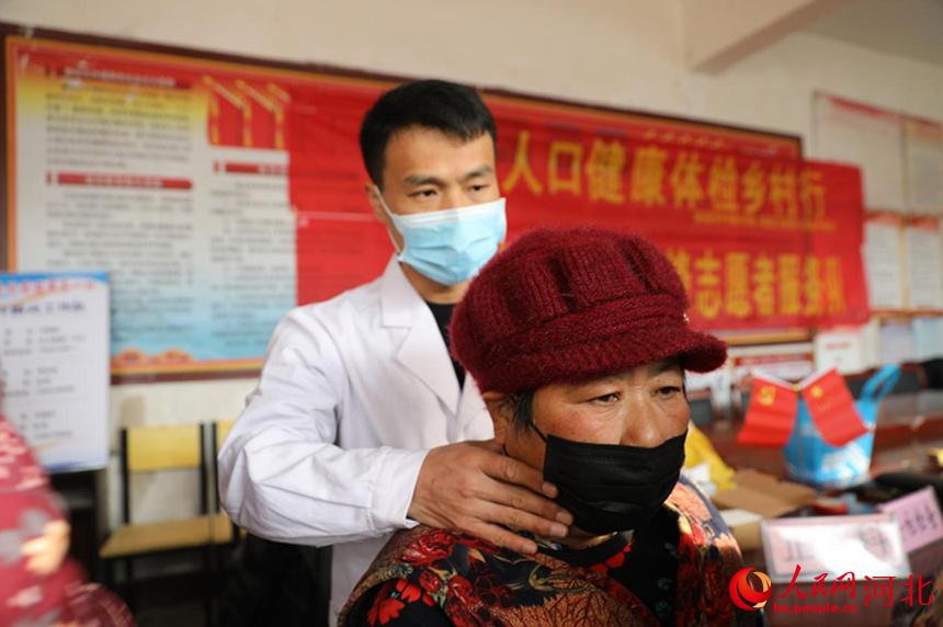 河北省威县中医院医务人员为固献镇葛一村村民进行义诊。 解保硕摄