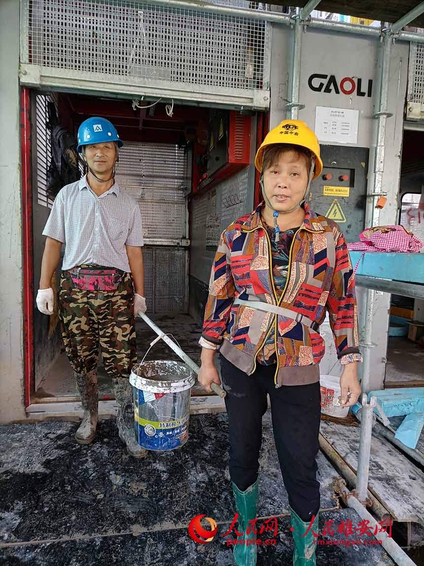 重庆垫江的邱建云、吴建荣夫妇二人,2019年来到雄安雄东片区建设工地工作。两人是砖瓦工,在雄安建设工地上,经常加班,分外辛苦。但他们表示,建设雄安是“千年大计”,苦点累点不算什么,虽苦犹荣。